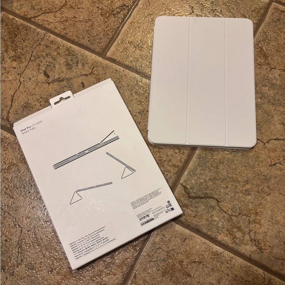 NIB Apple Smart Folio for iPad Pro 11-inch - Picture 5 of 9